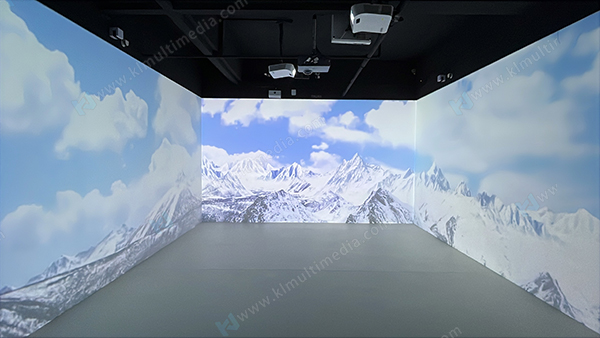 de vastes montagnes enneig&eacute;es