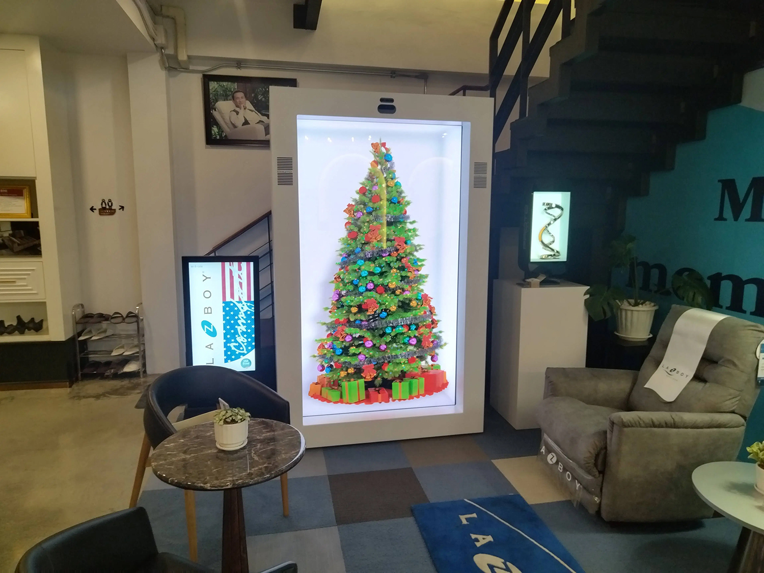 Écran transparent 4K de 86 pouces : l'arbre de Noël à hologramme 3D contribue à augmenter le trafic dans les cafés